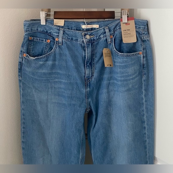 NWT - Levi’s - LOW PRO LIGHTWEIGHT WOMEN'S
JEANS - Size 32 - Picture 10 of 14